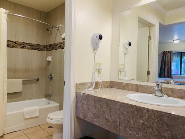Monterey Oceanside Inn image 16