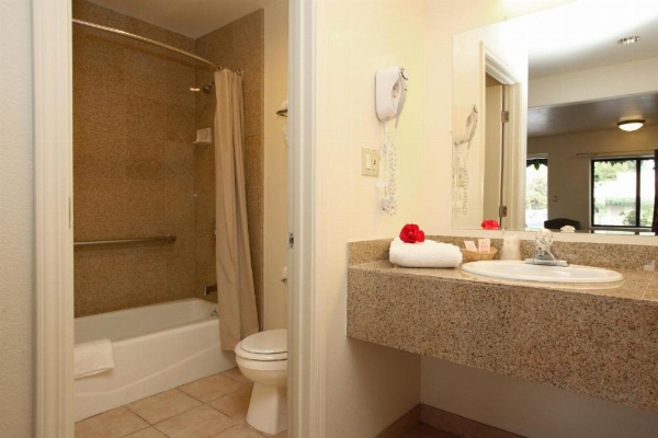 Monterey Oceanside Inn image 8